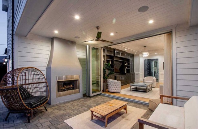 Estate with 5 bedrooms in charming Tarzana Los Angeles