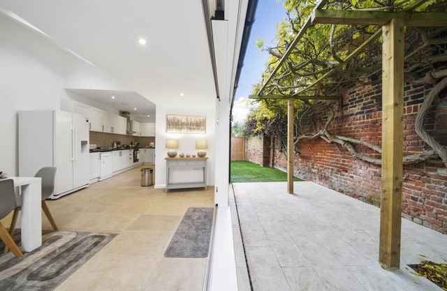 Eton Townhouse | 5 Beds | Castle Views | Parking | Prime High Street Location