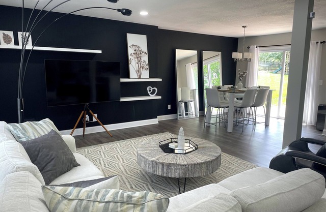 Euro 3King-Modern4Bdrm, Sleeps12-5 private spaces