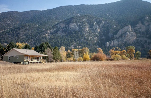 Evergreen Lane Getaway · River Views and Front Porch Sitting in Paradise