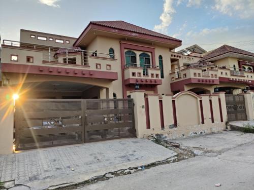 Evergreen Lodge - Unmarried couples are not allowed