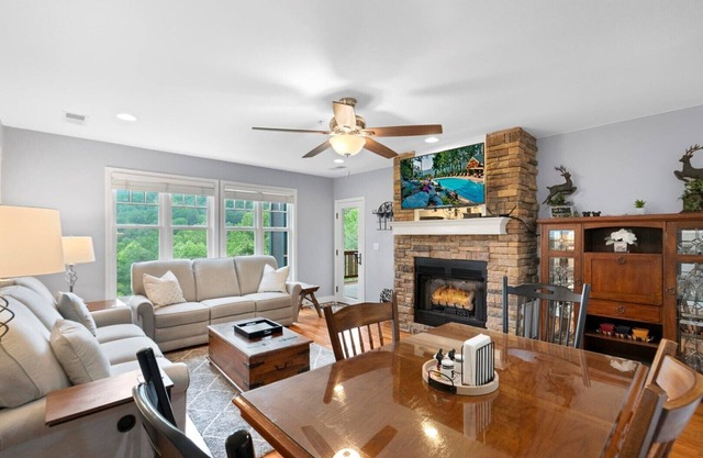 Evergreens 721- Mountain Condo, Gated Resort, Indoor/Outdoor Pools and Hot Tub, Fitness Area, Fis.