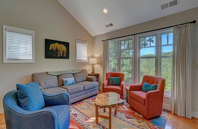 Evergreens 731- Mountain Condo, Gated Resort, Indoor/Outdoor Pools and Hot Tub, Fitness Area, Fis.