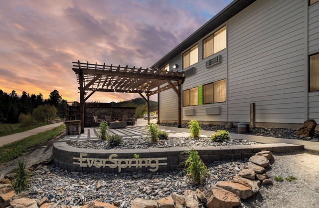 EverSpring Inn & Suites