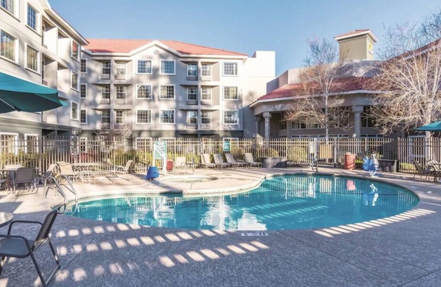 Everything You Need For The Perfect Vacation! 3 Great Units, Free Parking