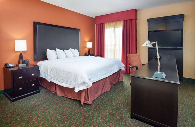 Everything You Need For The Perfect Vacation! Free Parking & Breakfast!