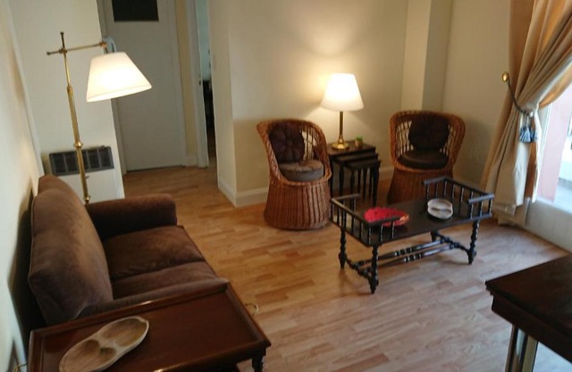 Excelente departamento con balcón a la calle sobre avenida