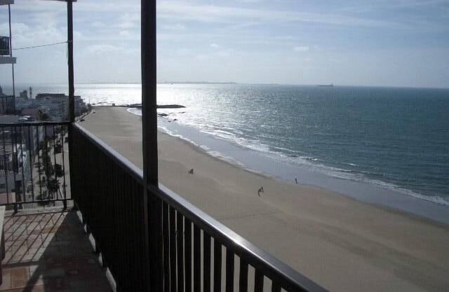 Excellent apartment in Rota, stunning views, beach front,garage,WIFI, world tv