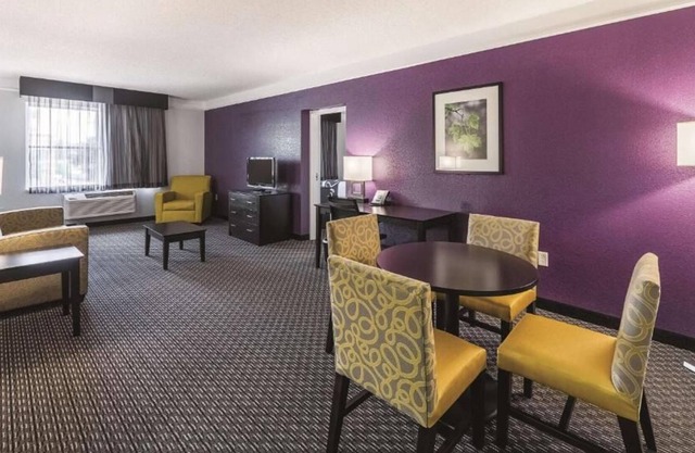 Excellent Getaway Spot! 4 Units w/ FREE Bfast, Close to Tower of the Americas