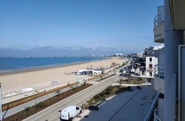 Exceptional location for this south oriented studio and facing the sea