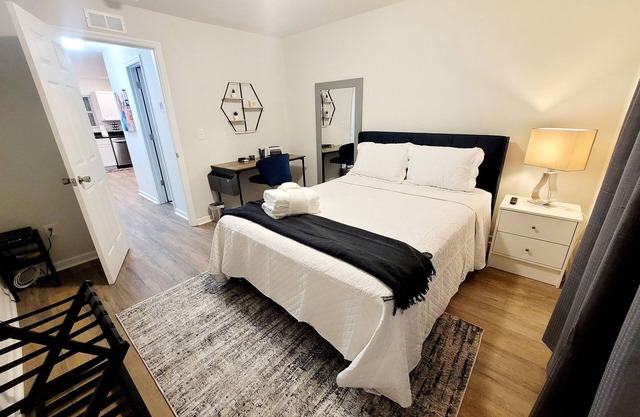 Exceptional Studio in CHS! Quiet Cozy with Onsite Parking/Washer/Dryer & HS Wifi