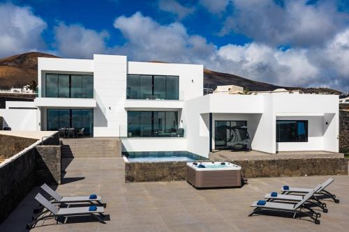 Exclusive 6 bedrooms Villa in Lanzarote - Ocean & Volcano Views, Private Pool, Jacuzzi & Gym