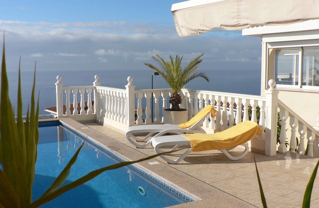 Exclusive and peaceful private villa with pool and fantastic 180 ° Meerbick