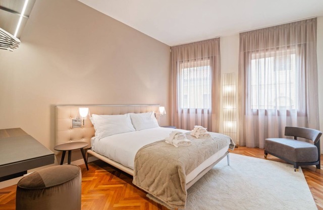 Exclusive apartment perfect for 4 guests located in the very center of Padua, in the luxury shopping street, immersed in the magic of the "squares", a stone's throw from the Scrovegni Chapel, the Bo, the Palazzo della Ragione, the Duomo and 15 minutes wa