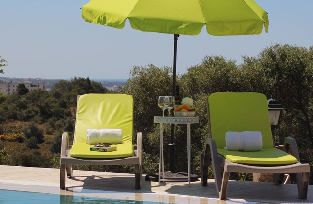 Exclusive Luxury Apts. Private Setting. Full Spa Gym Pool