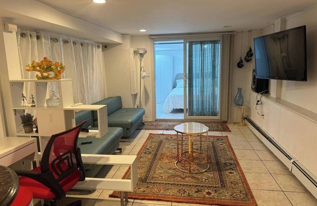 Exclusive Spacious 1 bedroom Suite with Dishwasher, Washer-Dryer