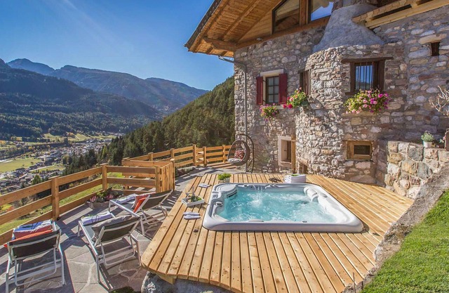 Exclusive vacation home with fantastic panoramic mountain views.