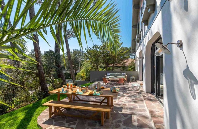 Exclusivite : Position Dominante Pour Cette Villa Lumineuse Entre LAC ET Océan