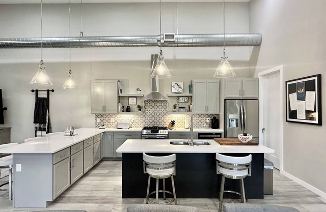 Executive 3 Bed/3 Bath Home Walk to TTU, 5 Min From Hospital, Restaurants & Bars