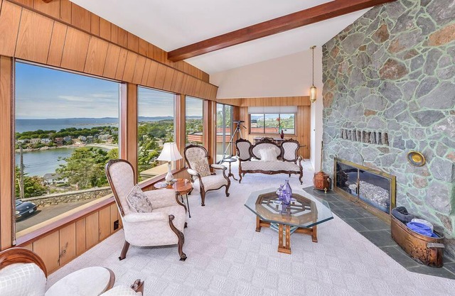 Executive 3 Bedroom With Sweeping Ocean and Mountain Views