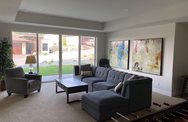 Executive Home with Stunning Lake & Mountain Views – Perfect for Professionalsnn