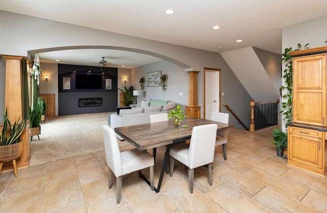 Executive Living 2min to Jordan Creek 6 bed/5 bath Near Jordan Creek Mall