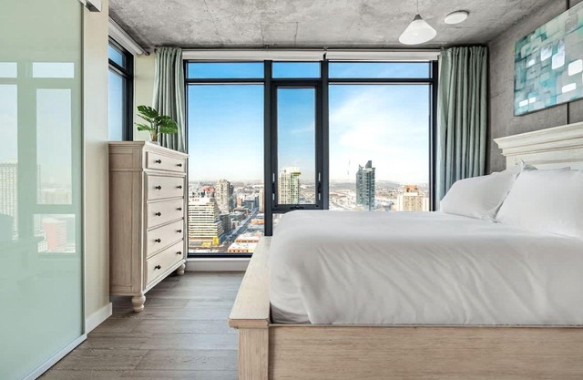 Executive Sky LUX - 2 BD 2BA, Views, Pool, Patio & Gym