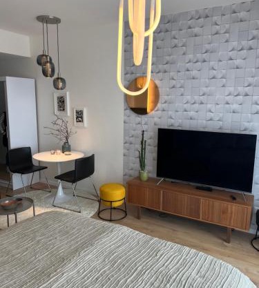 Executive Studio free street parking