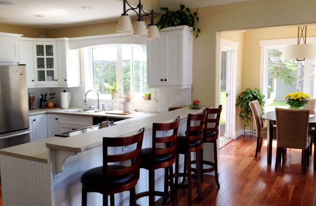Executive Summer Home - minutes from the beach! A delightful vacation experience