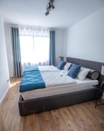 Exklusive Maisonette 91 qm 4 Zimmer 1-9 Personen in Ingolstadt nähe A9, inklusive Parkplatz am Haus, Netflix, Kaffee, Tee, 24-h self-check-in, ideal für Gruppen, Familien und Geschäftsreisende