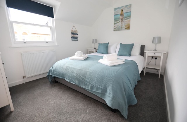EXMOUTH, DEVON - Apt 2, Strand House: 2 Bed, Central Location, Parking, Sleeps 6,