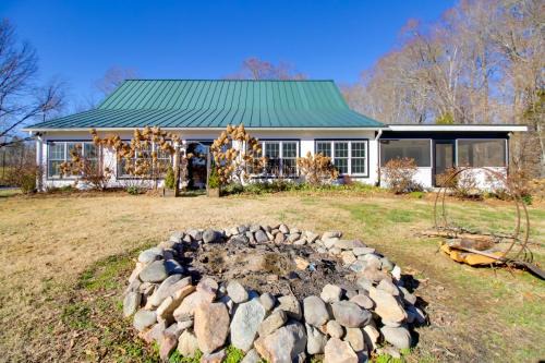 Expansive Possum Trot Lodge on 10 and Acres!