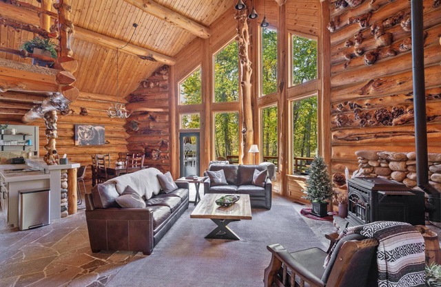 Experience extraordinary peace, privacy, & luxury at Keebler Ranch. Gorgeous Modern log cabin!