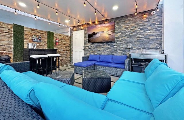 Experience Luna Sky! 65" TV Bar BBQ go FL Keys