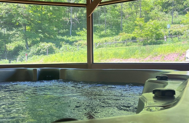Experience Seneca Rocks in a cozy 4-bedroom cabin HOT TUB, POOL TABLE, FOOSBALL.