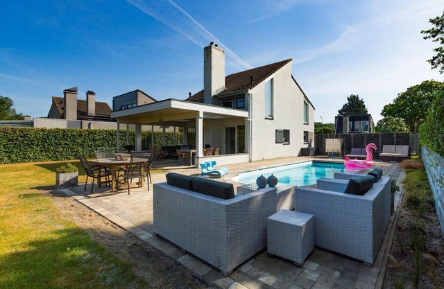 Experience the best of beach life at Haringvliet 21. Enjoy on the terrace, in the pool, or on one of the lounge sofas.