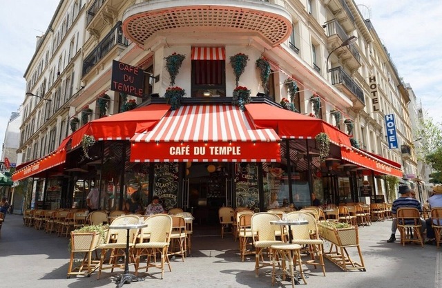 EXPERIENCE THE BEST OF PARISIAN LIVING IN THE VIBRANT MARAIS – RUE DU TEMPLE