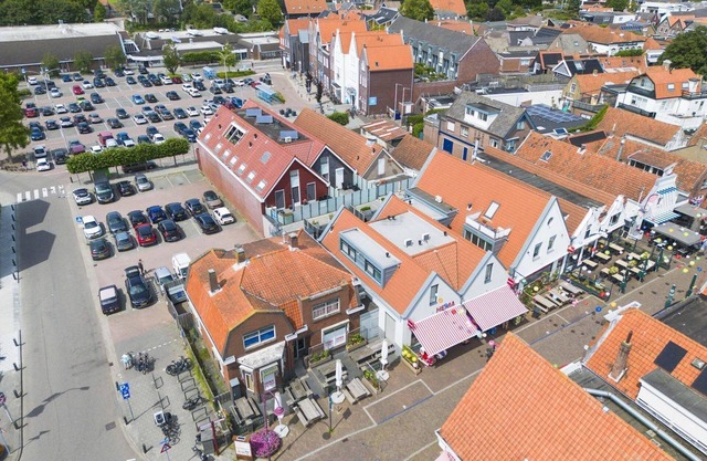 Experience the liveliness of the village of Ouddorp, but also be close to the endless natural beauties of Goeree-Overflakkee.