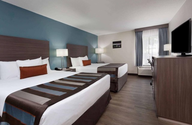 Explore Orlando, Unit Close to Attractions | Renovated Rooms | Pool and Parking