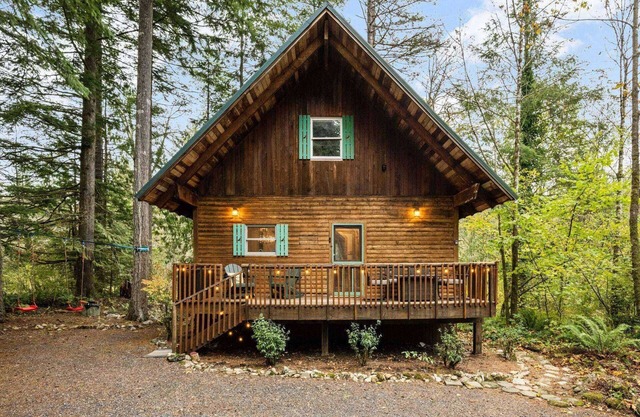 Exquisite and Comfy Riverside Retreat, Huge Deck, Two Fire-Tables, BBQ, New Décor and Furnishing