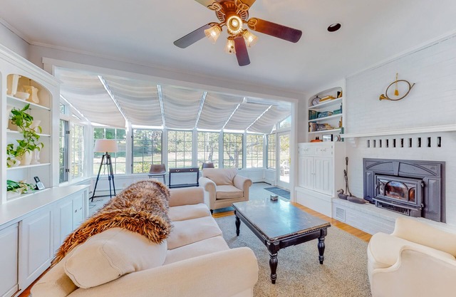 Exquisite farm with firepit, patio, fast WiFi, & washer/dryer