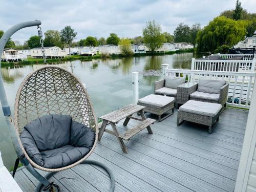 Exquisite Lake lodge in Hoburne Holiday Resort - Valentino Rose Lodge