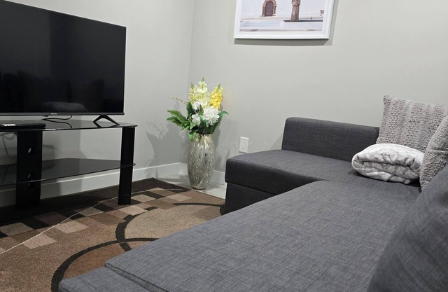 Exquisite Studio close to Airport and amenities!