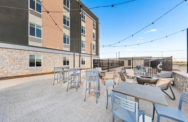 Extended Stay Gem w/Modern Style – 7 Min from McLane Stadium