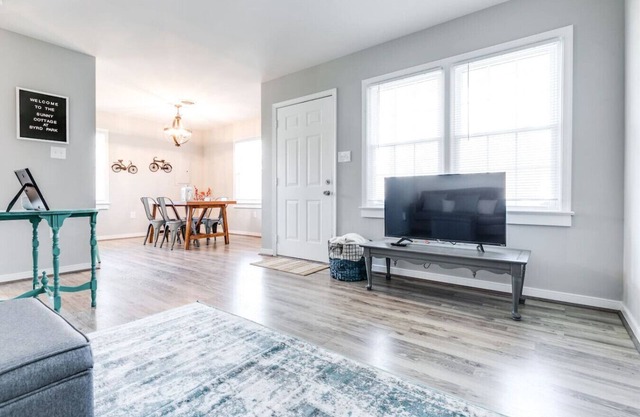 Extended Stay: The Sunny Cottage at Byrd Park!