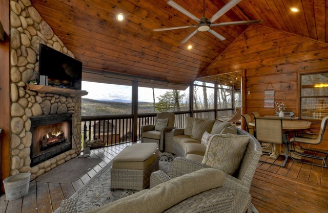 EXTRAORDINARY cabin, hot tub, game room, fire pit, 6 decks, gated community