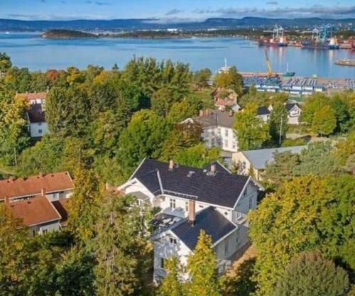Extravagant villa central & by the sea
