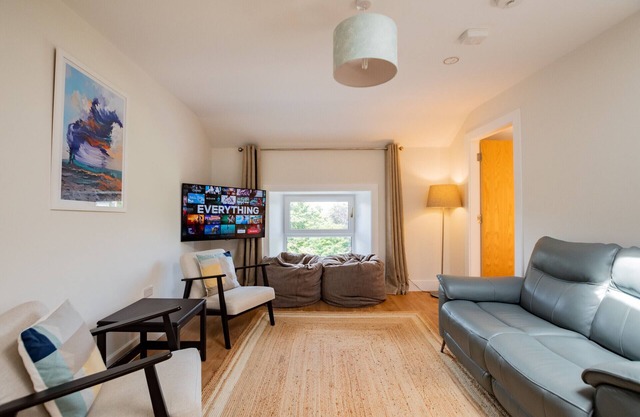 Eyre View Suites - Apt #3 - Sleeps 6