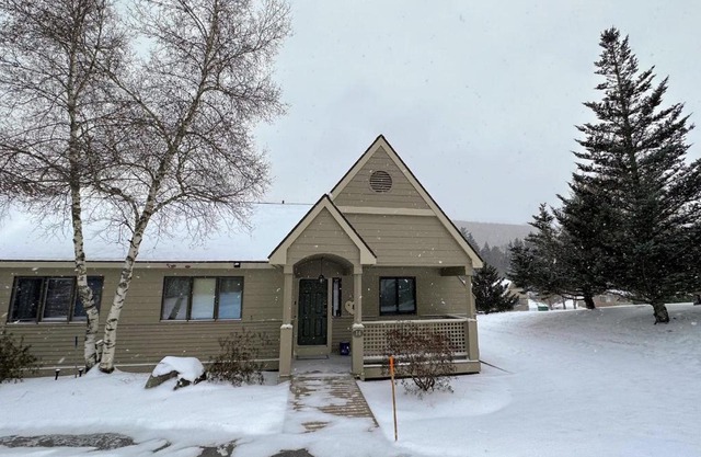 F14 Bretton Woods Condo along golf course short walk from Omni Mount Washington Hotel