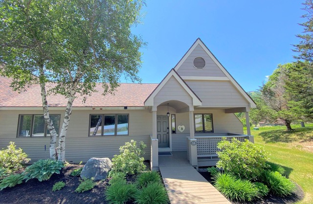 F14 Bretton Woods Condo along golf course, short walk from Omni Mount Washington Hotel!